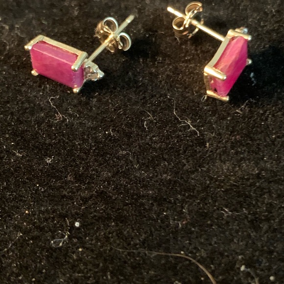 10KT GOLD RUBY & DIAMONDS STUDS - Picture 4 of 6